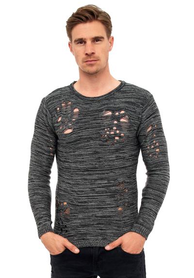 Вязаный свитер модного потертого дизайна.