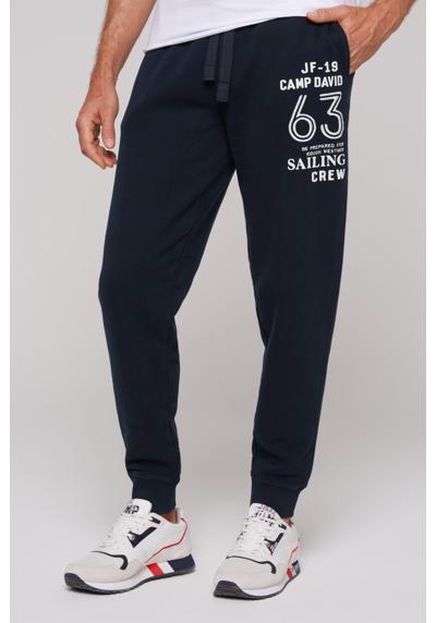 Спортивные брюки с эластичным поясом и кулиской.