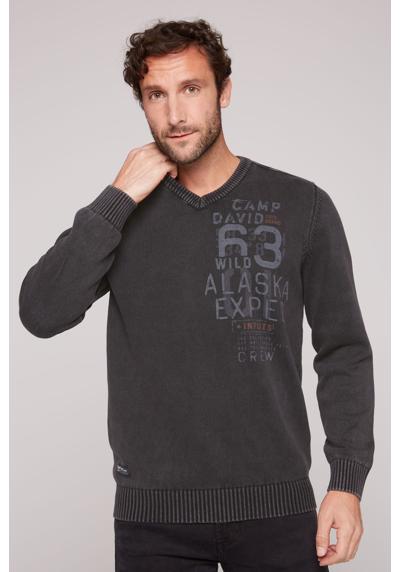 Вязаный свитер с логотипами спереди и сзади.