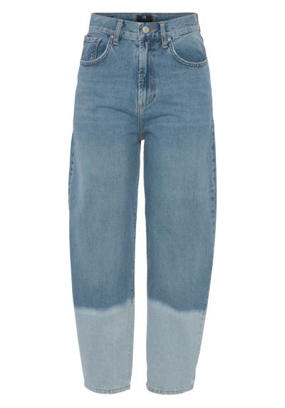 Широкие джинсы модного объемного силуэта.