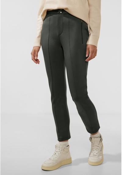 Узкие брюки с двойными пуговицами на поясе.