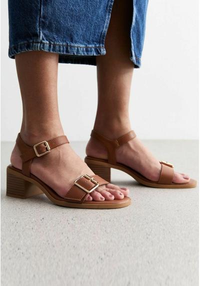 Сандалии WIDE FIT BUCKLE BLOCK HEEL