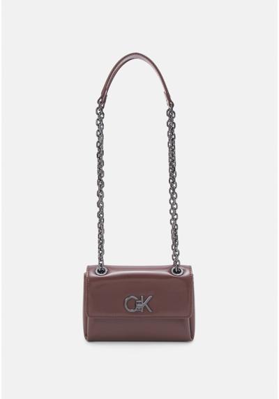 Сумка RE-LOCK SHOULDER BAG SHINY