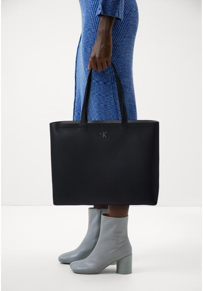 MINIMAL MONOGRAM SLIM TOTE - Shopping Bag MINIMAL MONOGRAM SLIM TOTE