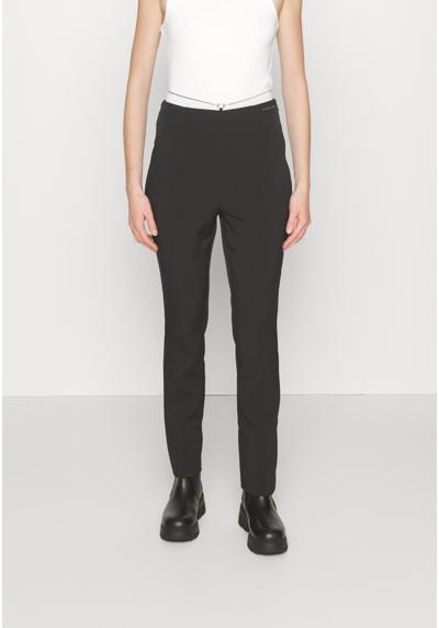 Брюки WAIST CHAIN SLIM STRAIGHT PANT