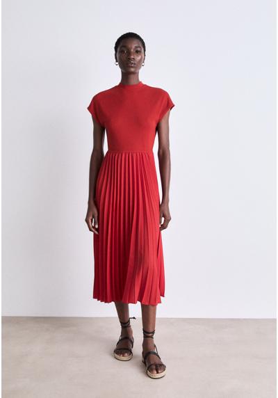 Трикотажное платье PLEAT MIDI