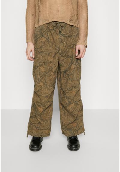 Брюки-карго OVERSIZED PARACHUTE PANTS REALTREE CAMO