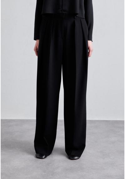 Брюки PLEAT PANT