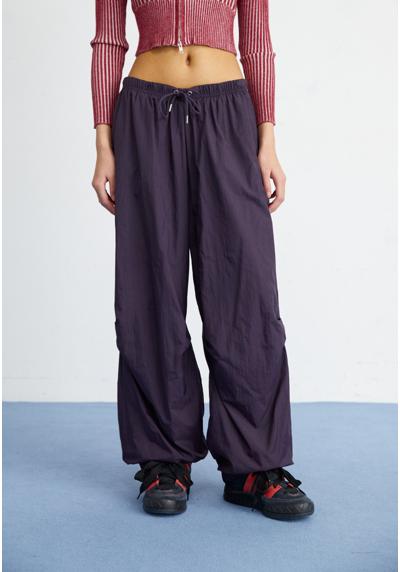 Брюки PREMIUM ESSENTIALS PARACHUTE PANTS