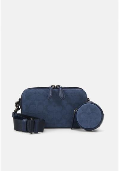 Сумка CHARTER SLIM CROSSBODY IN SIGNATURE SET