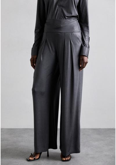 Брюки YOKE WAISTBAND STRAIGHT LEG PLEATED TROUSER