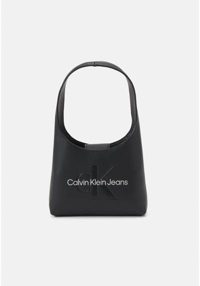 Сумка SCULPTED ARCH SHOULDERBAG22 MONO